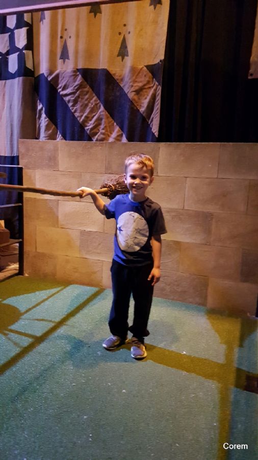 עופרי מתאמן על קסם עם מטאטא